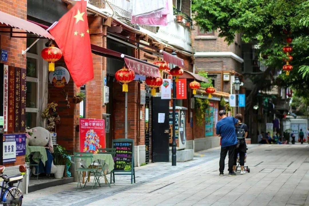 大公报小广场和"三家巷"故事浮雕墙成为社区的打卡点革命小说《三家巷