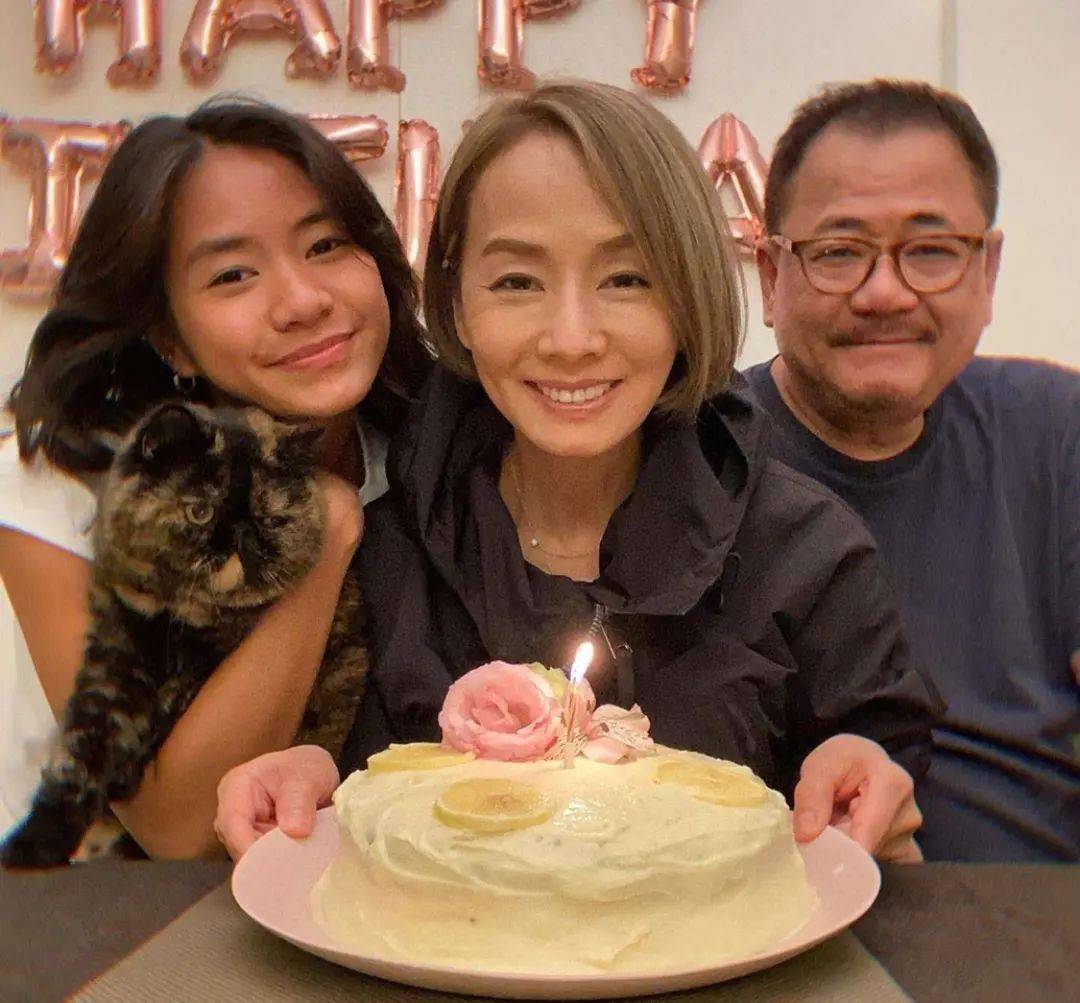 毛舜筠与女儿合影,素颜鱼尾纹多很苍老,62岁染黄发刻意装年轻!