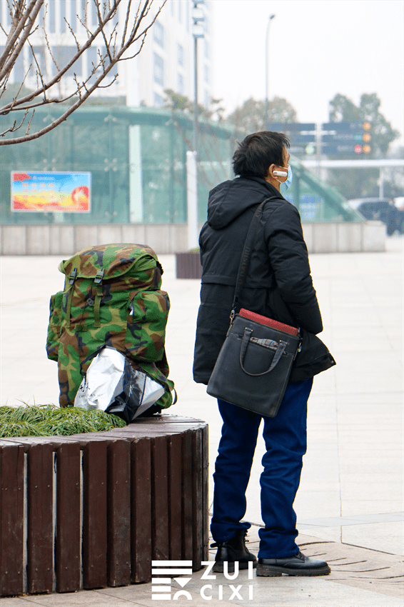 背着行李去流浪的图片图片