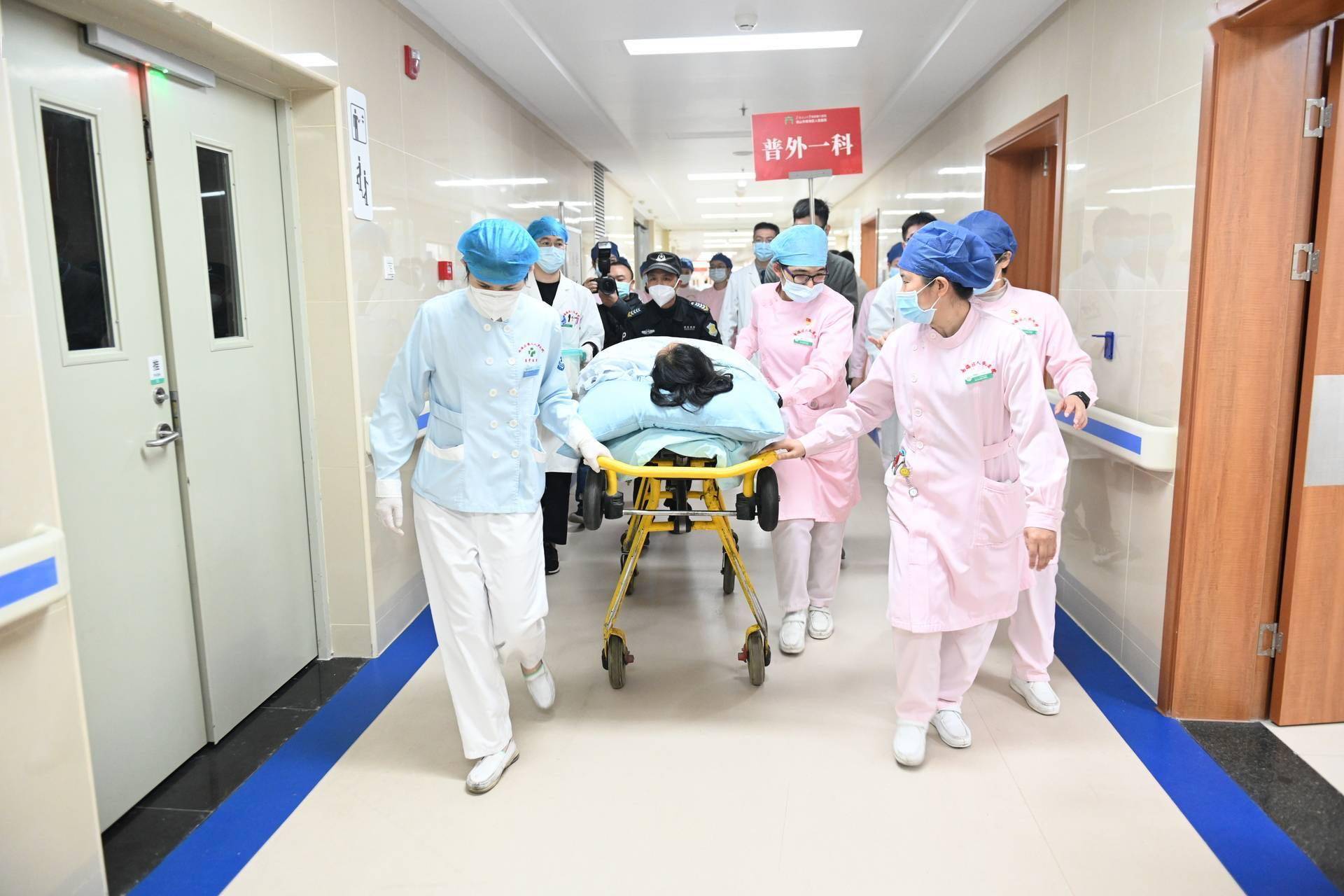 铁骑护航南海医院患者转运 1月27日新南医全面对外试运行