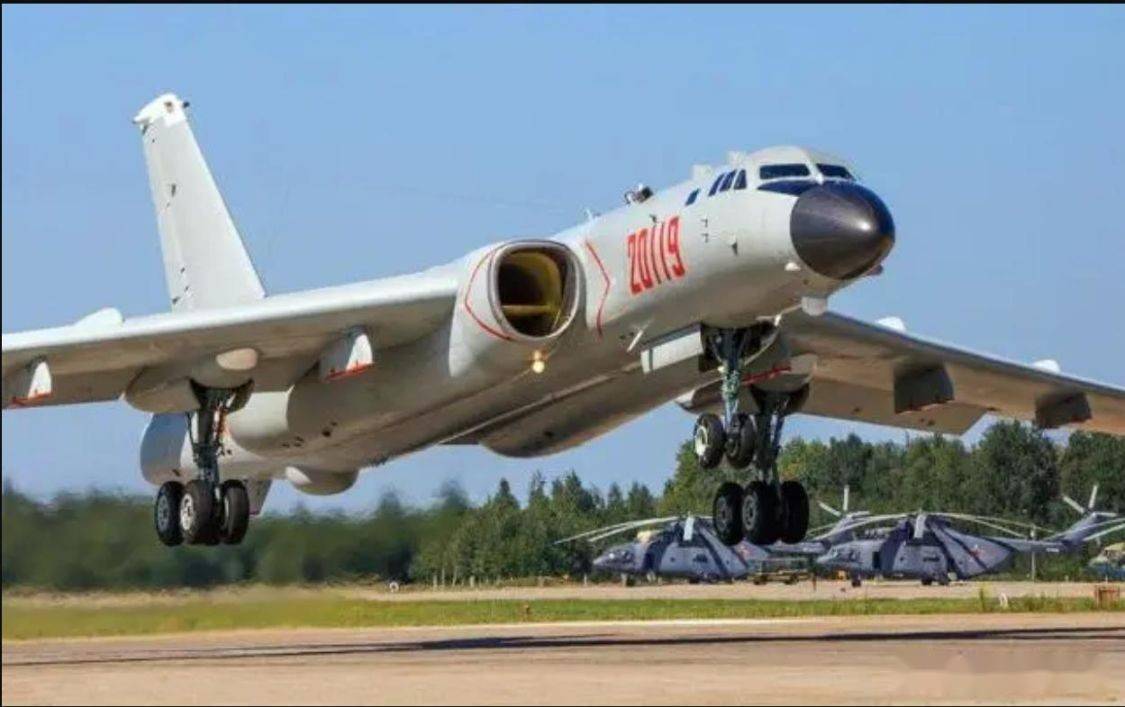 轰6k投弹精准无比3000米命中一辆汽车实力碾压图22m3逆火