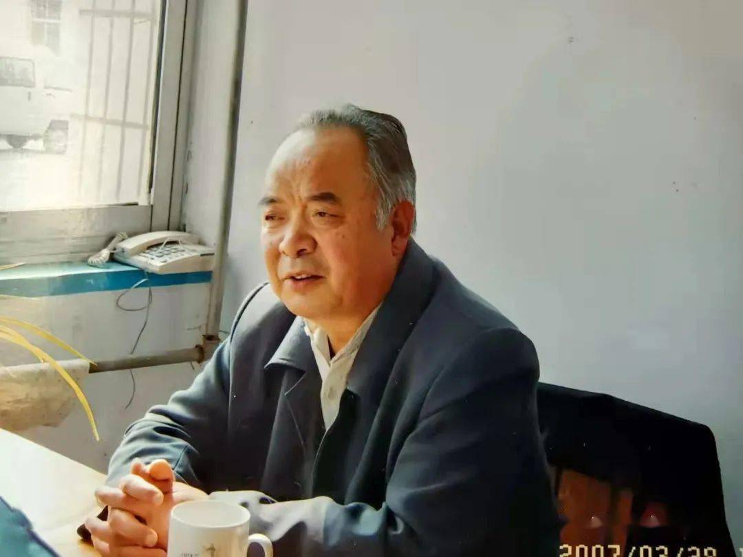 沂源县有一杆红旗映斜阳