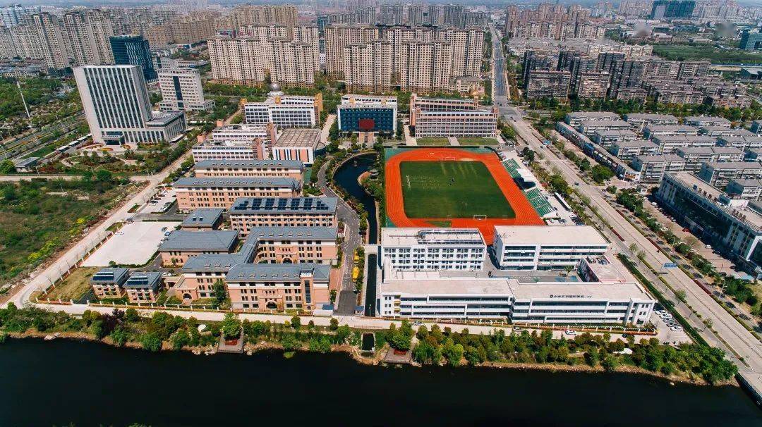 中南东洲教育集团海门本部校区办学以来,学校以"兼容东西方教育文明