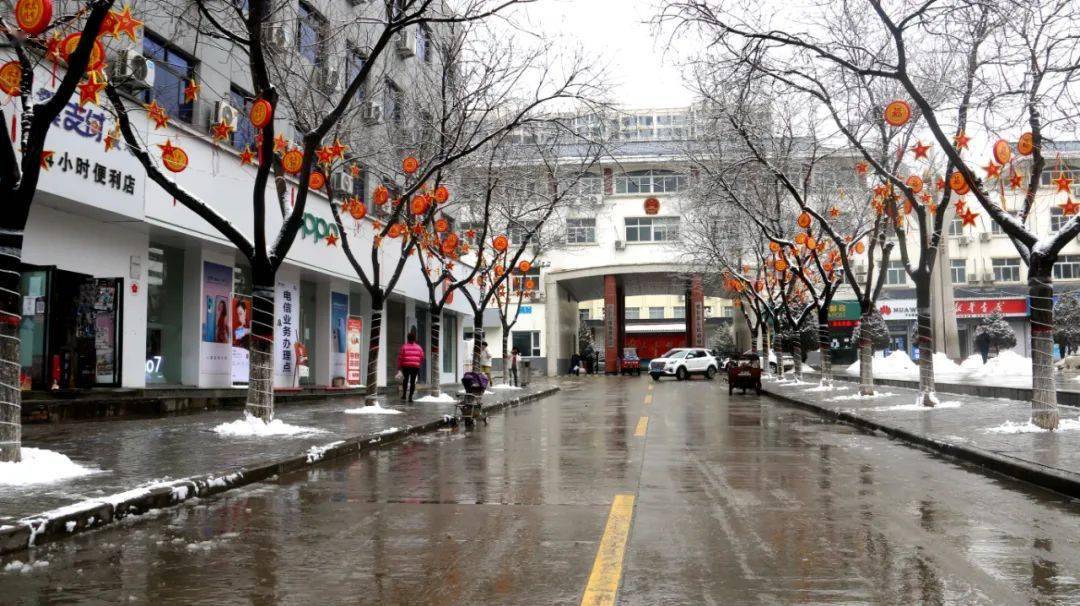 延长县干部职工齐上阵扫雪除冰保畅通