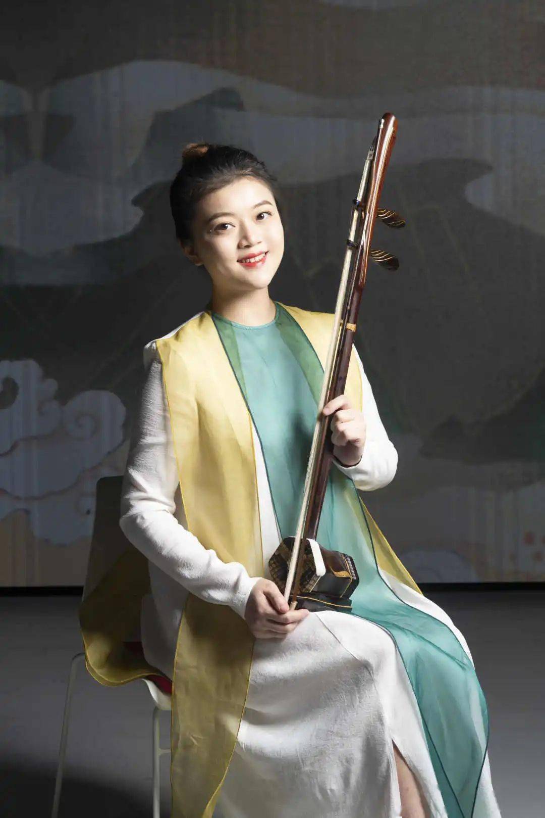 (头发很长,但不会卡进琵琶,谢谢!