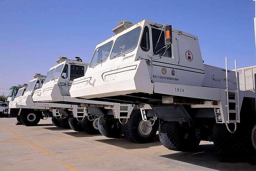 沙漠之舟"石油运输车.沙漠中的塔中油田.