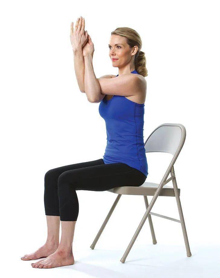 15分钟办公室瑜伽,缓解身心疲劳就是这么简单!_坐姿_椅子_双手