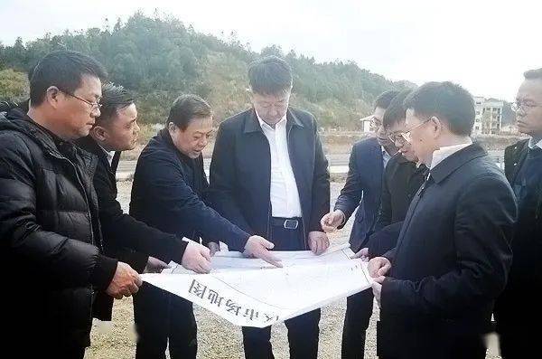 19日下午,王诚赴尤溪海螺项目选址考察,现场听取了三明市副市长杨国昕
