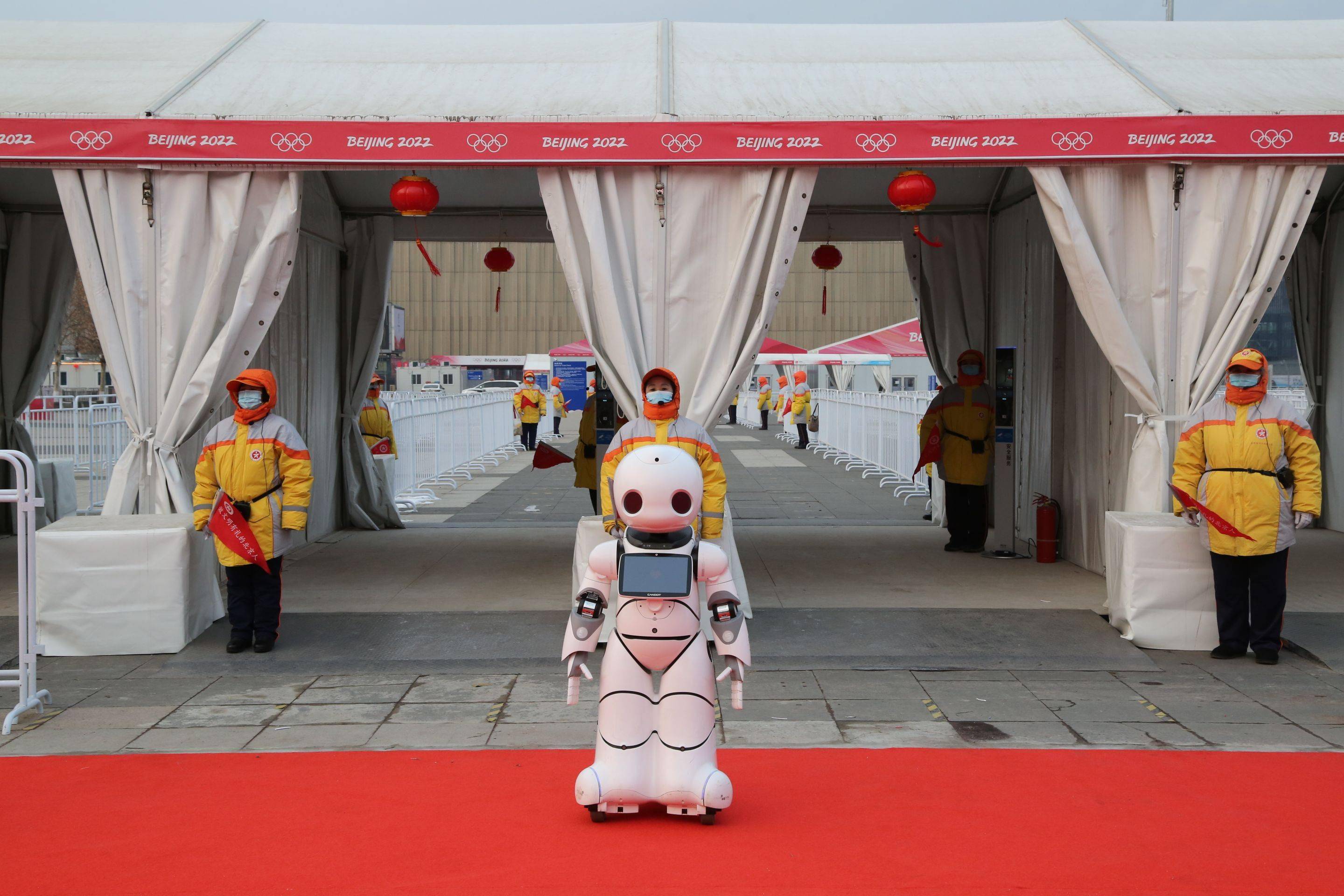 1秒完成8项信息采集，智能机器人上岗五棵松体育中心