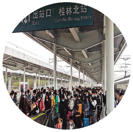 記者邢剛 攝1月25日,旅客在桂林汽車客運北站候車室等待發車.