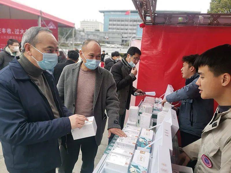 县委副书记,县长陈元出席活动并致辞县委书记潘琍宣布"横有峰味"品牌