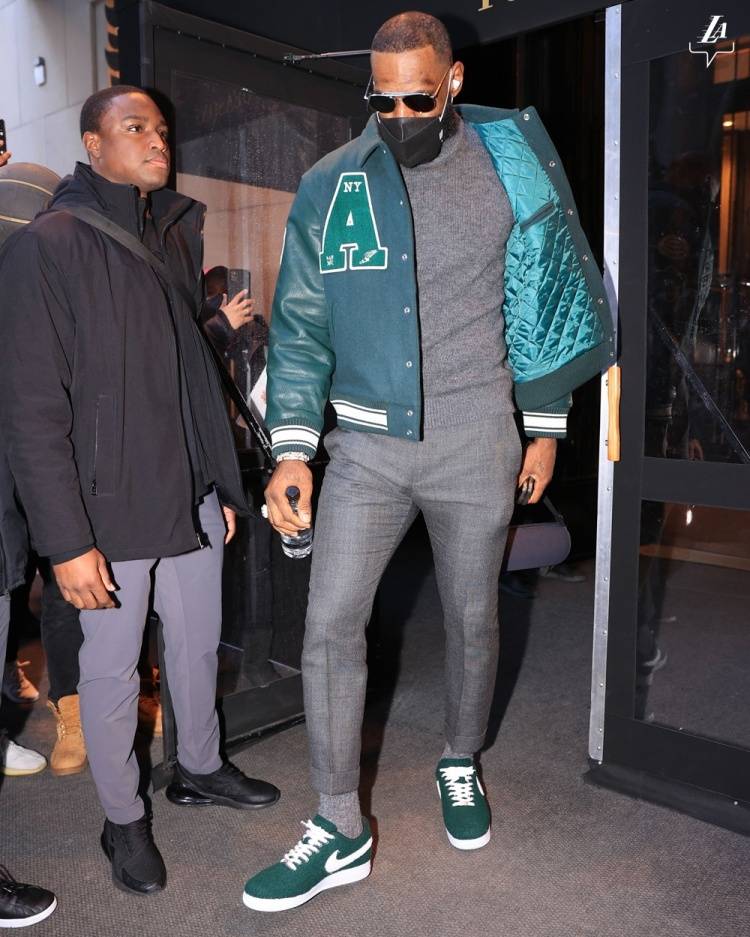 直播湖人官推晒詹姆斯身着绿色棒球外套到场照：纽约的时尚