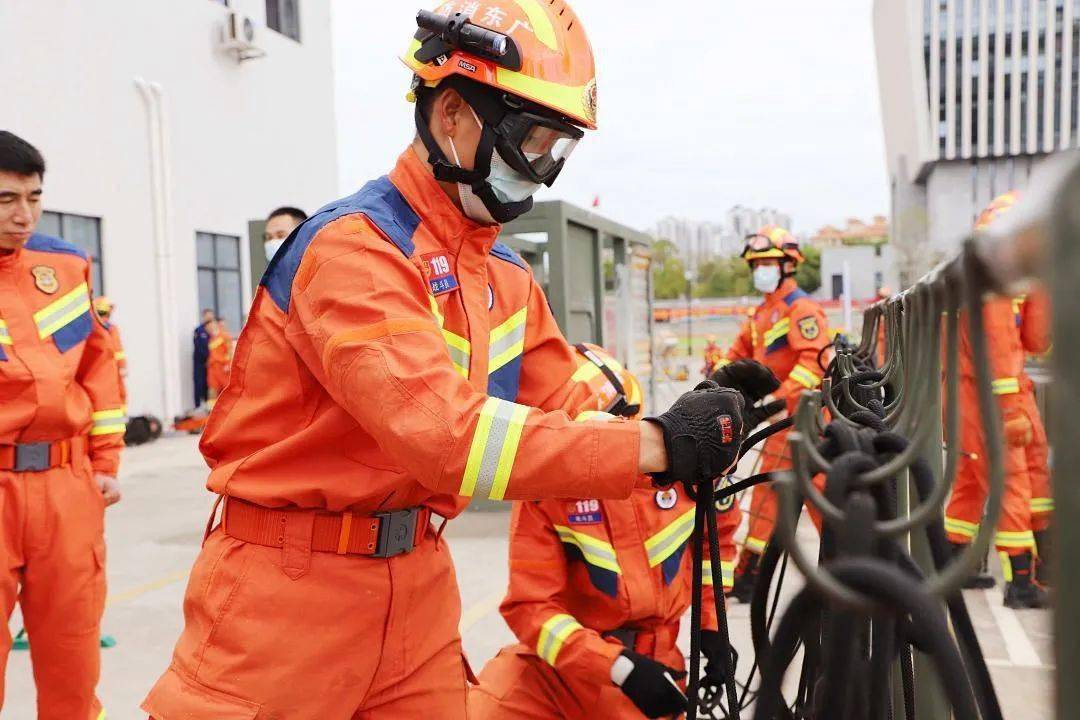 攀登掛鉤梯上4樓單人拖拽救援法水帶緊急下降逃生自救法安全訓練,築牢