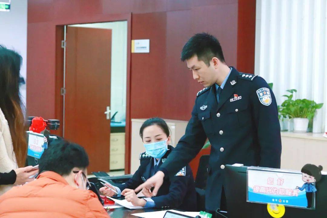 平安新春“警”相随|三尺窗台上的“微笑使者”——成都金牛公安户政管理大队办证中心群像剪影
