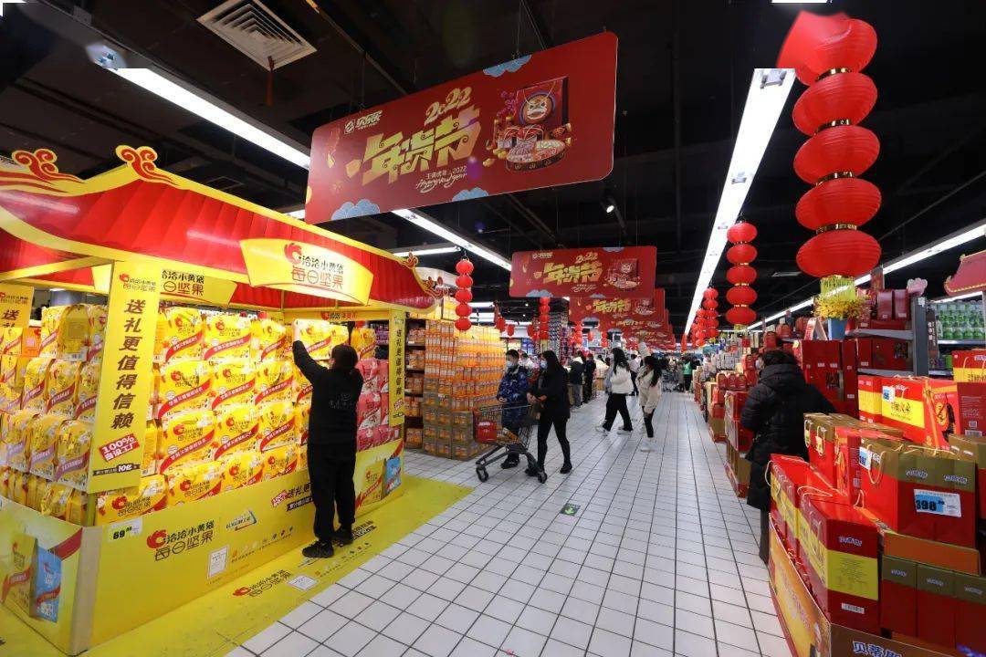 新春走基层现场实拍春节市场供给足年货买卖忙