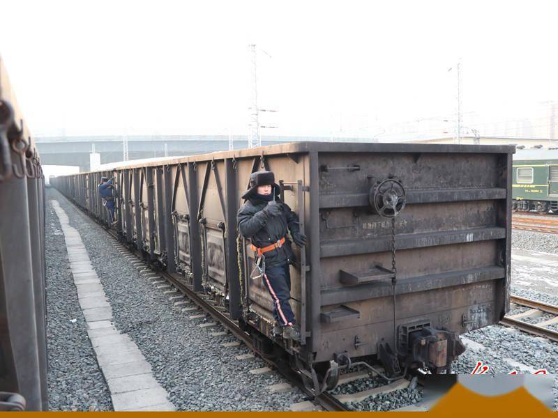 李建谋有条不紊地撤除铁鞋,松开人力制动机,开始进行简略通风试验