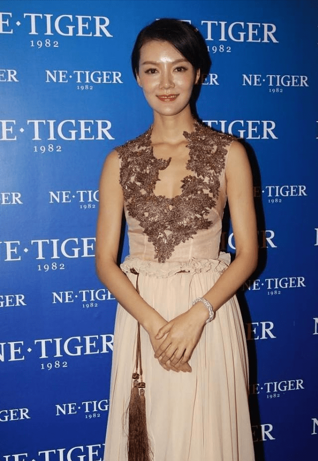 车晓咋高调咋穿,黑白蕾丝拼接裙薄透大方,薄片身材还挺高级的_裙装