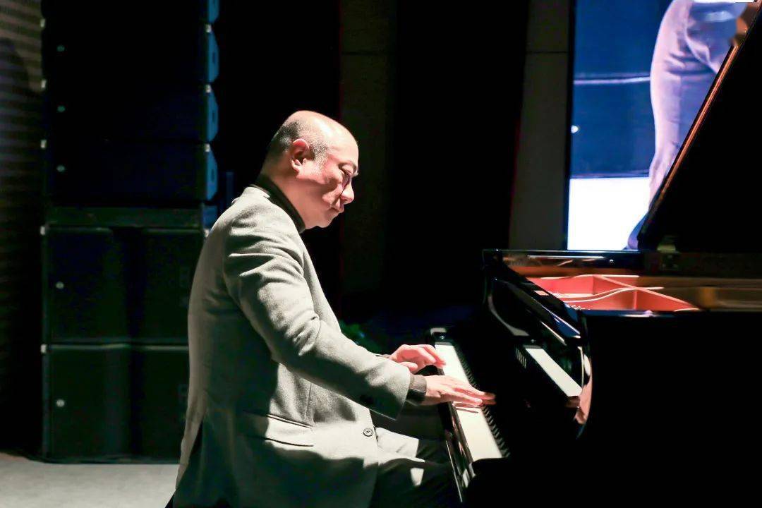 上海歌剧院院长,著名指挥家,钢琴家许忠现场演奏《彼特拉克的十四行诗