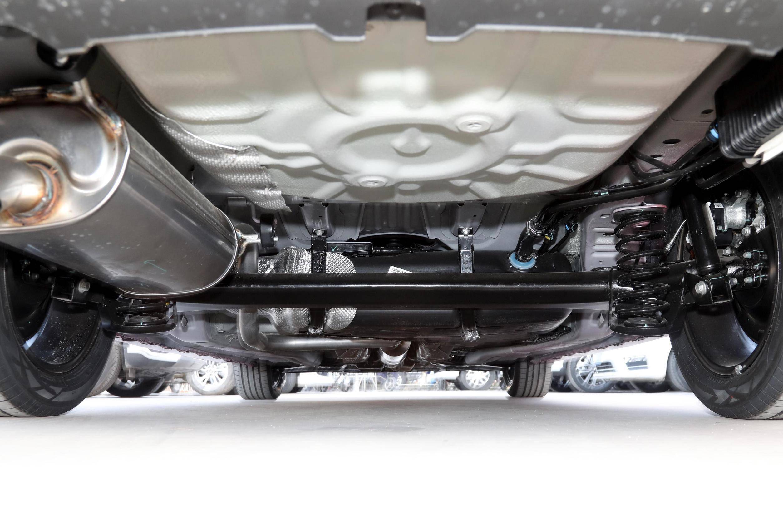 底盘悬架方面,艾瑞泽5 plus采用了10万级家轿常用的前麦弗逊式独立