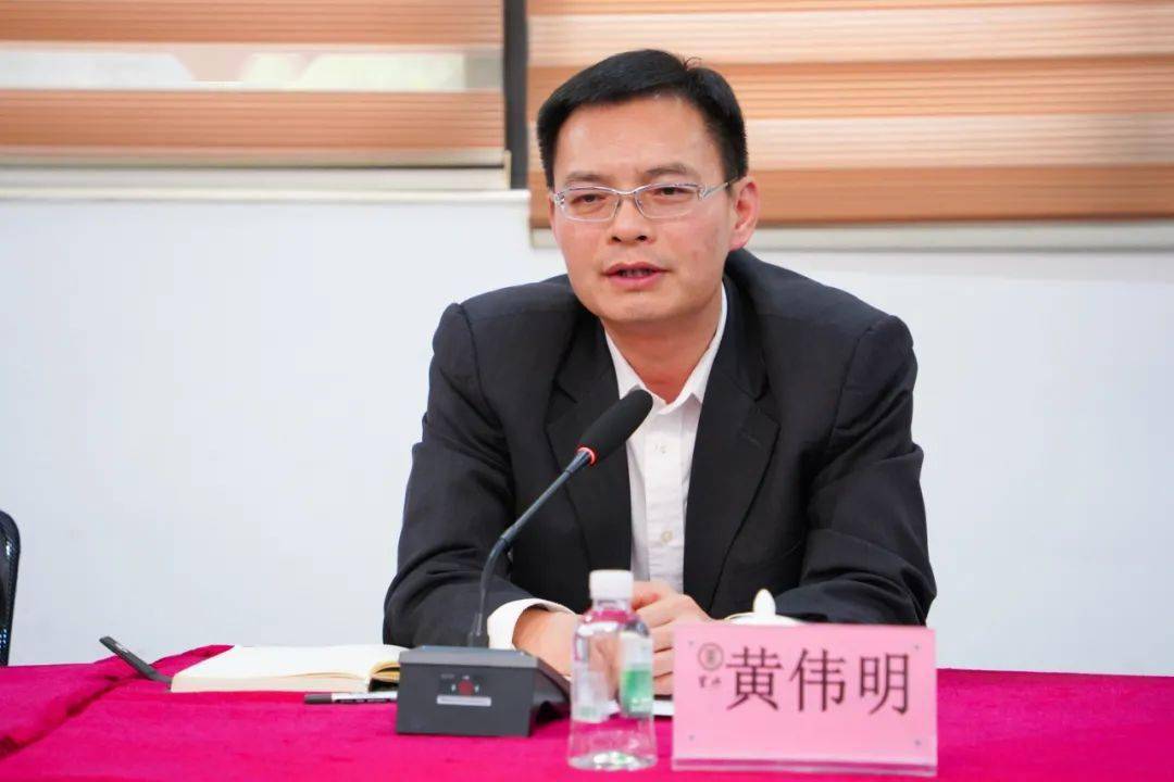 里水镇党委书记黄伟明出席会议并发言.