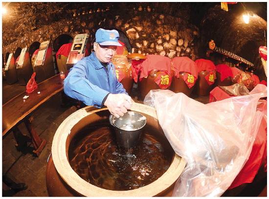 开坛啦!▲排队打酒.▲打到酒的市民难掩兴奋之情.