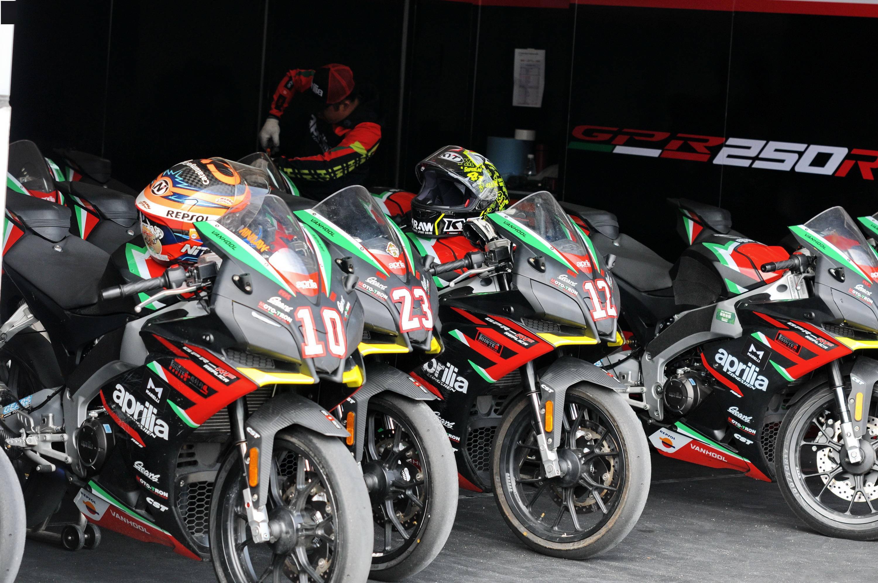 以阿普利亚rs250sp2作为统一赛车的2022北美天才杯