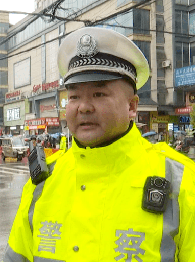 新春走基层⑩县交警大队坚守岗位的绿马甲让春节交通更通畅