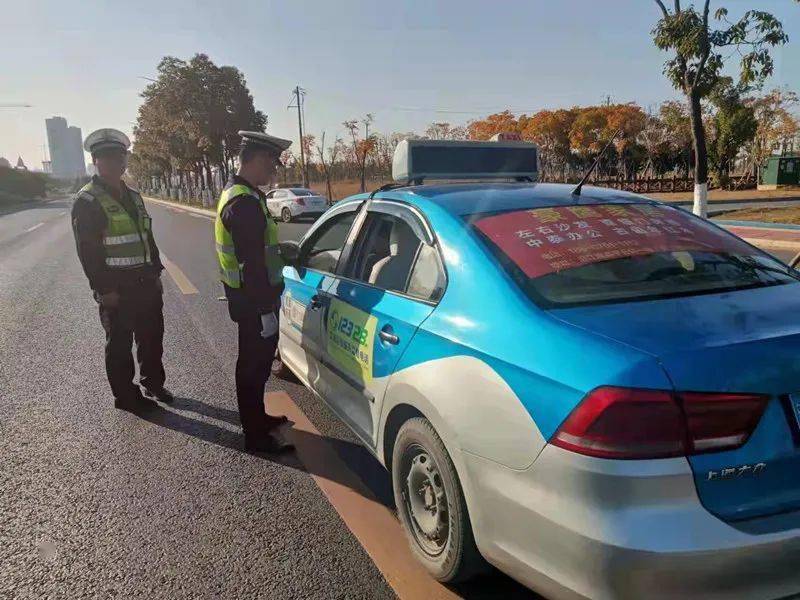 严查鹰潭出租车春运闯红灯