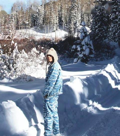 雪地陈冠希与妻女携手拍大片，与4岁女儿雪地打闹，感慨自己非常幸运