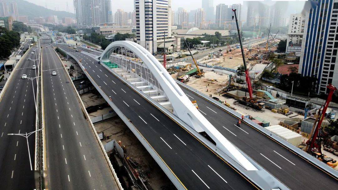 木叶飞跨黄木岗国内首座站桥合一大跨度钢箱拱桥顺利开通