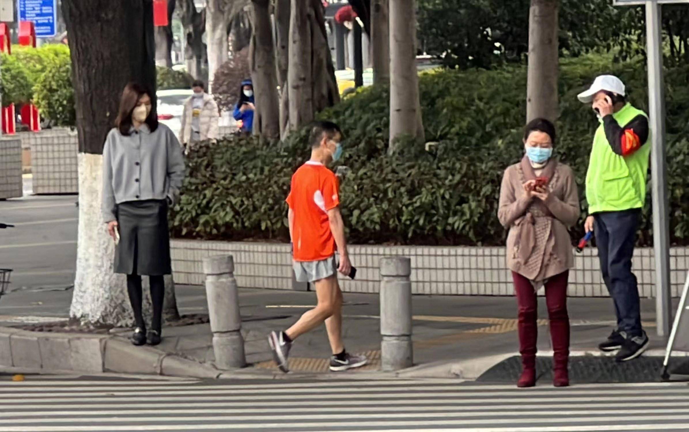 图集强冷空气杀到广州市民乱穿衣