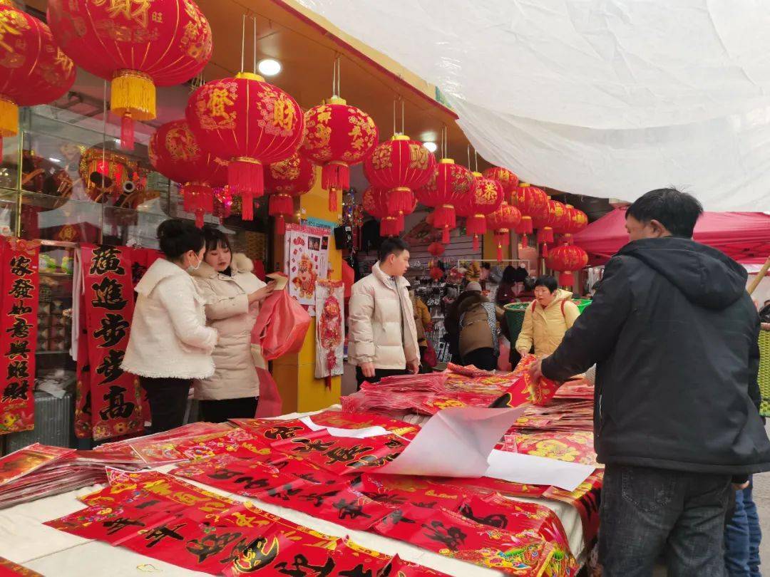 新春走基層新浦新區逛集市辦年貨滿滿年味