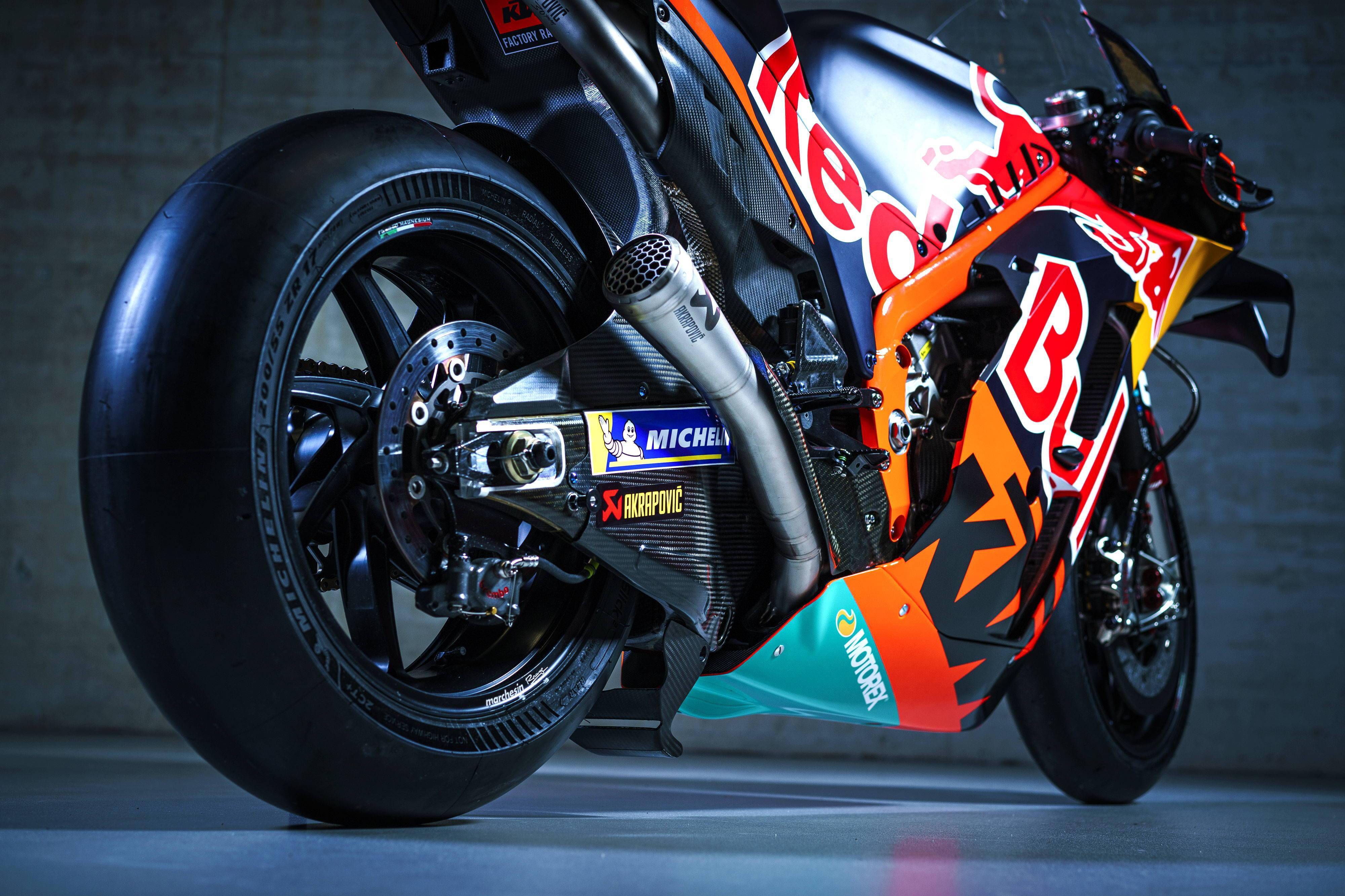 下面的图片,2022&apos ktm motogp 红牛车队的 rc16 工厂赛车细节特写
