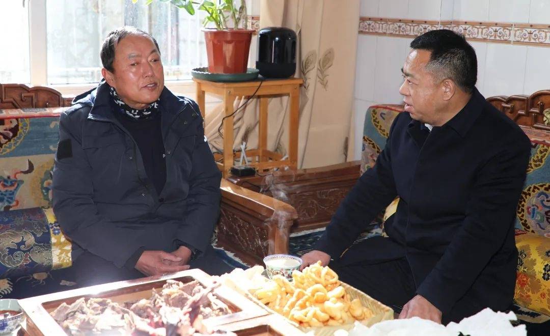 市公安局党委副书记,局长,督察长任卫东对居住在林芝的部分退休老干部