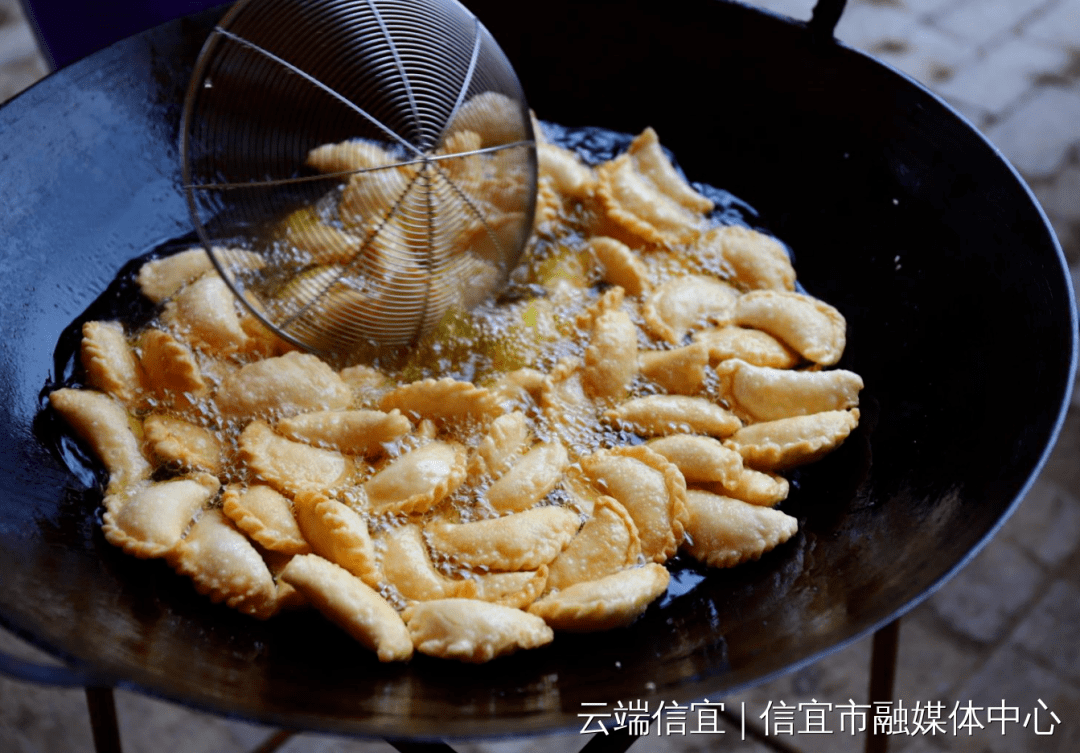 信宜这条村火了炸油角踵糍粑炸扣肉磨豆腐