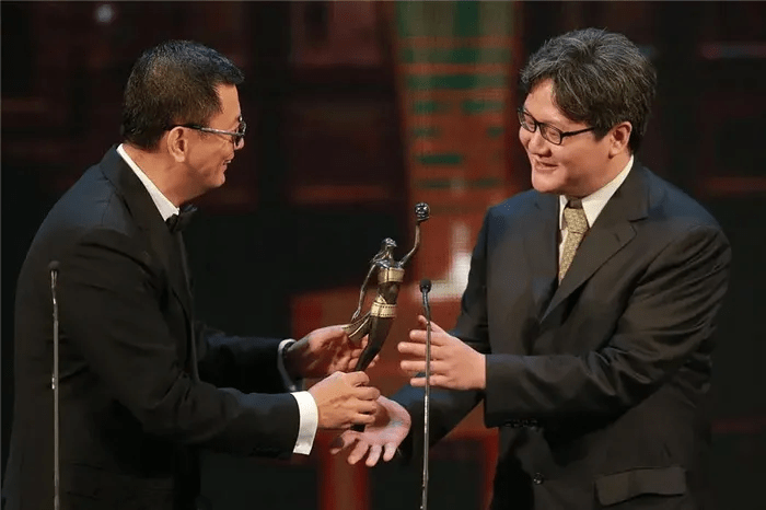 08,"大声发"严华《特殊身份》里的"大声发",火锅里倒白酒,这样才够味.