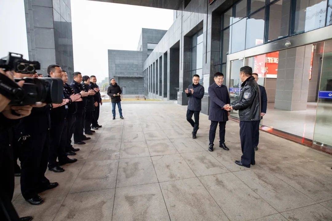 胡勇刚春节前夕走访慰问公安民警_宁远县_全县_公安局
