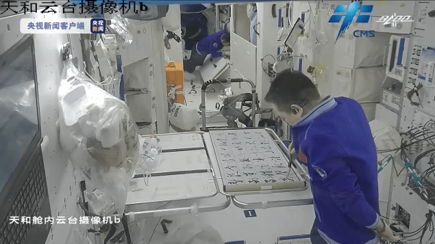 中国|贴春联 秀书法 航天员太空中喜迎春节