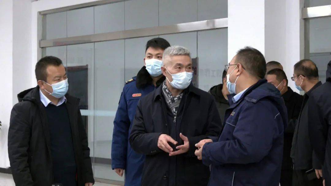 牛天明检查两节安全生产及市场供应工作
