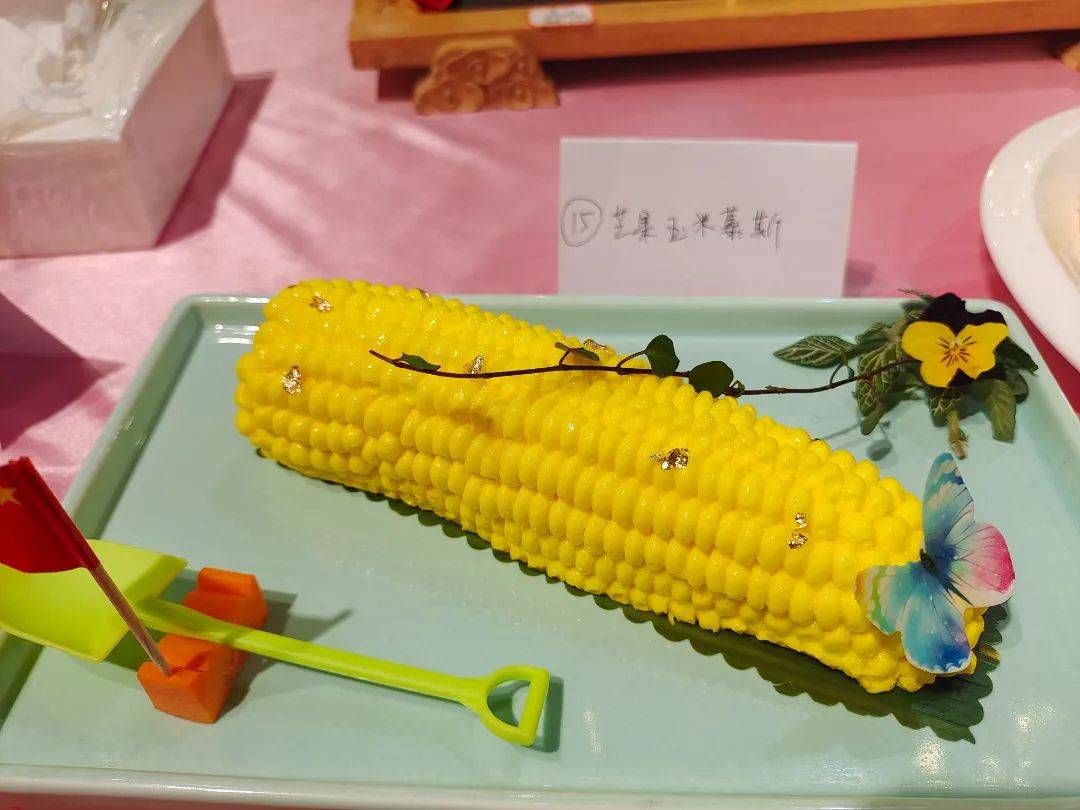 粤珍轩餐饮公司总裁冼楚云介绍,他们特别增加了有寓意的点心,如"发财