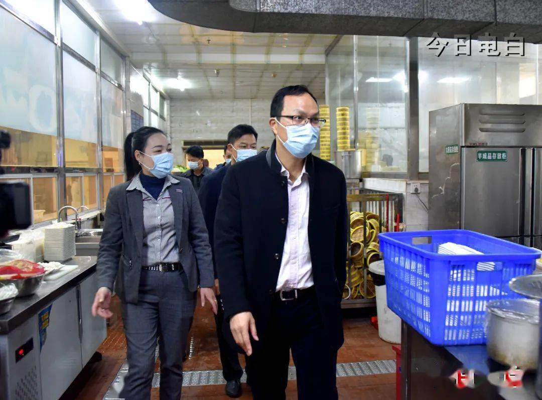 1月30日,电白区副区长何林国带队开展全区农贸市场