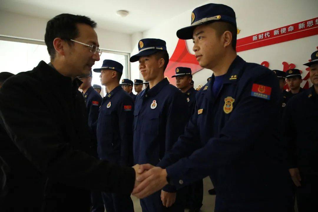 开远市委副书记,市人民政府市长解凌云带队看望慰问全体消防救援人员
