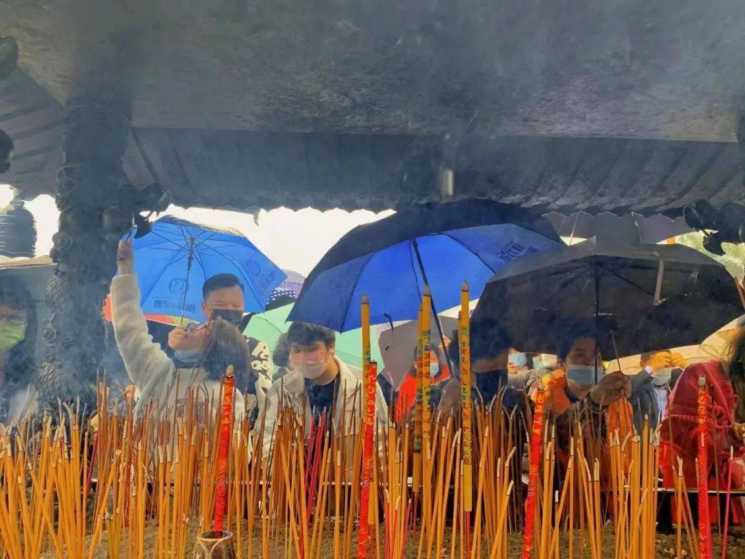 厦门|再冷下雨天，也挡不住厦门人拜拜！南普陀求平安、仙岳山求姻缘...春节祈福，厦门寺院哪家灵？