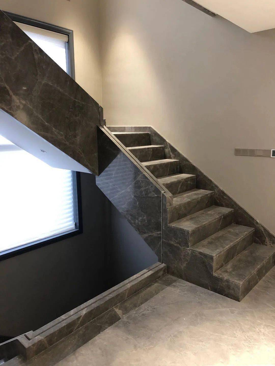 大理石楼梯玻璃栏杆的造型方式及施工要点_石材_mm_底座