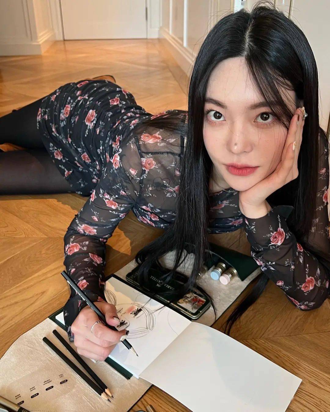 dj soda 变性感御姐白富美坐劳斯莱斯不忘晒鞋