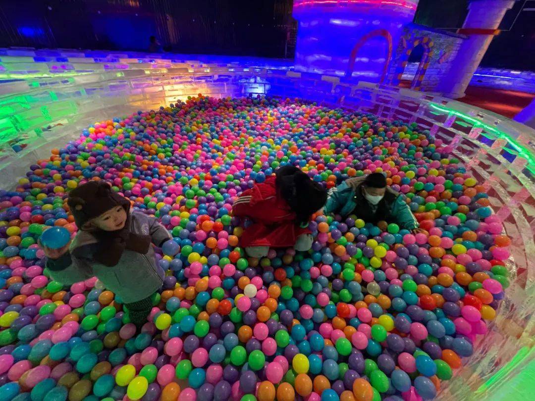 春节期间,经过装扮的成州欢乐园更具年味,赏冰雕,逛游乐城成为春节