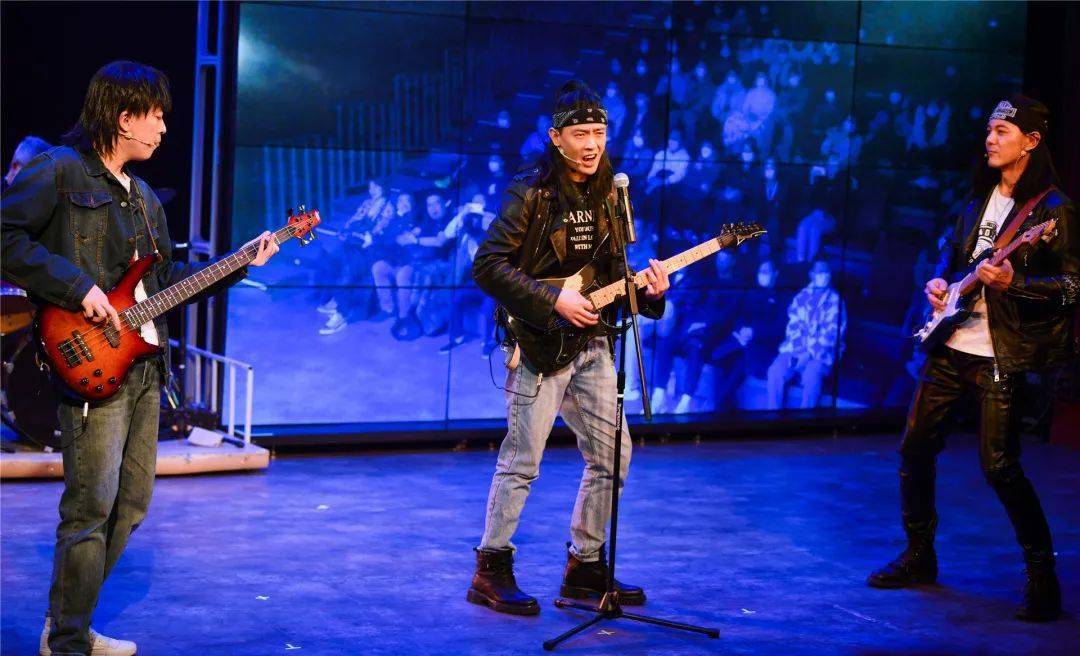 北京台春晚舞台小柯老师献唱钟鼓楼来线下看小柯老师出演音乐剧西大钟