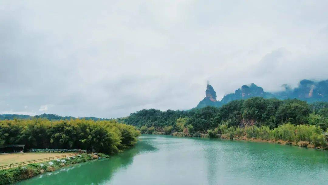 閱丹公路位於丹霞山核心區域,蜿蜒穿越在樹林,河流,稻田上.