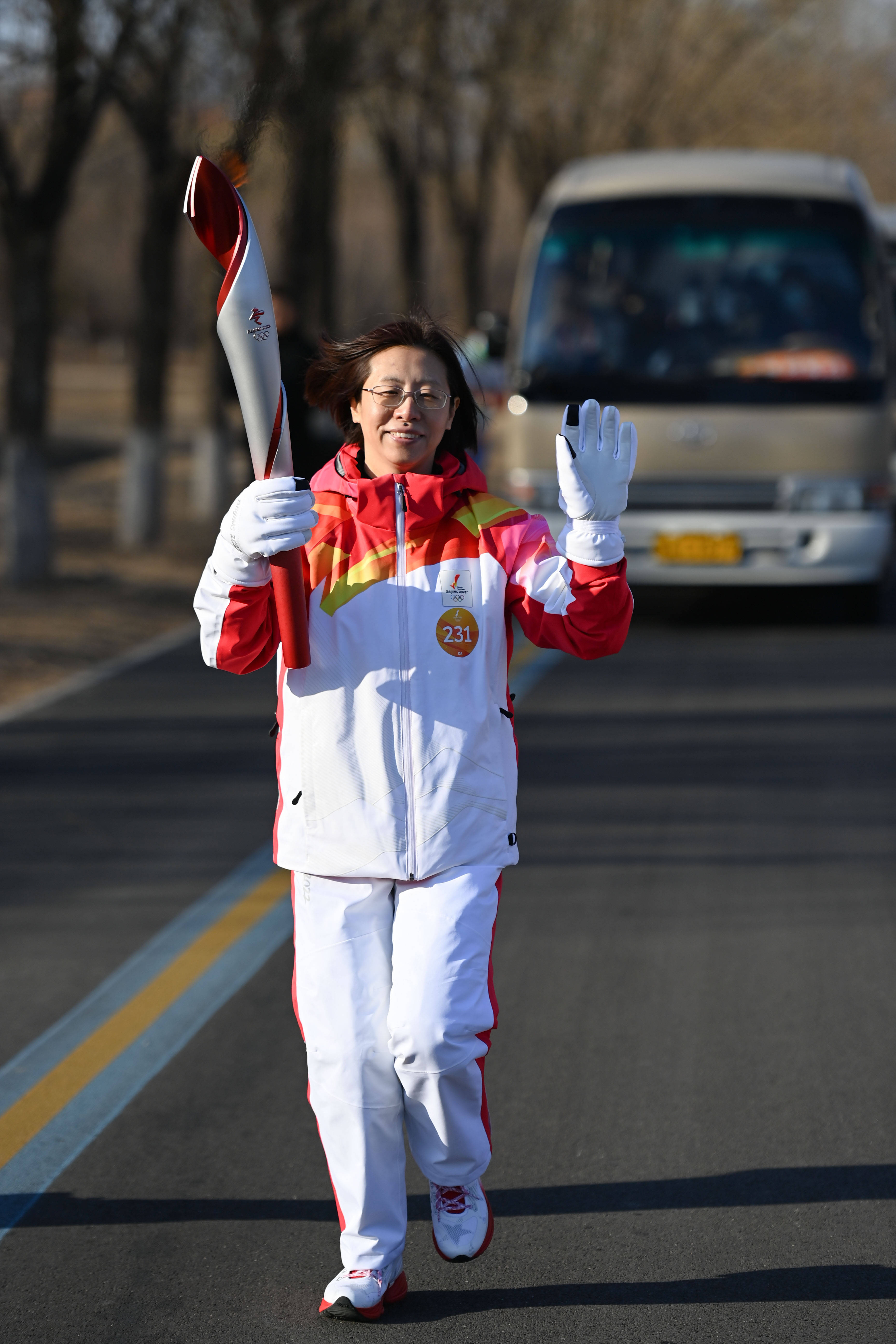 2月2日,火炬手武鸿在火炬传递中.2月2日,火炬手戴日成在火炬传递中.