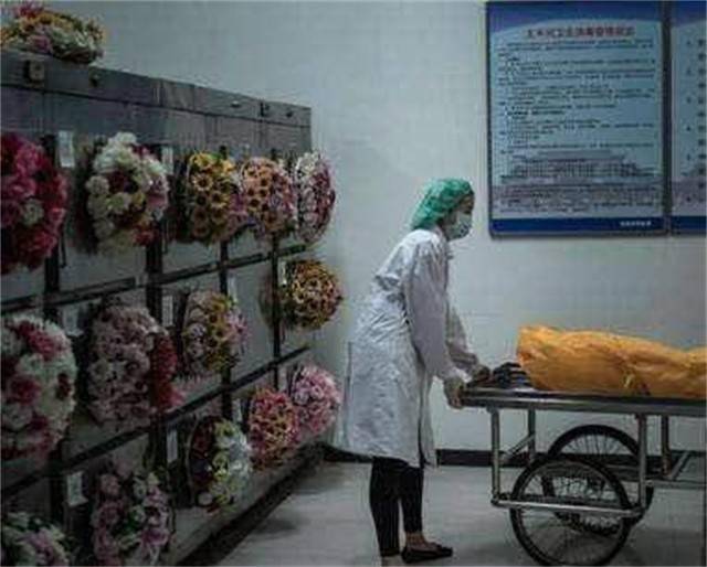 火葬场搬尸工即使搬运高层住户也要走楼梯全程不敢停歇